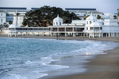 Caleta beach eski şehrin ortasında Cadiz, Endülüs, İspanya kıyılarına en popüler olmasıdır