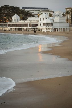 Caleta beach eski şehrin ortasında Cadiz, Endülüs, İspanya kıyılarına en popüler olmasıdır