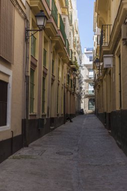 Cadiz, Andalusia, Güney İspanya geleneksel mimarisi ile dar sokak