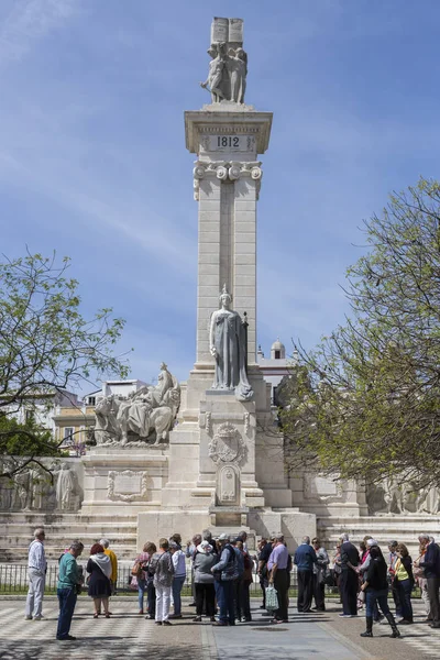 Monumento a la Constitución de 1812, turista que visita el monumento en primavera, Cádiz, Andalucía, España — Foto de Stock