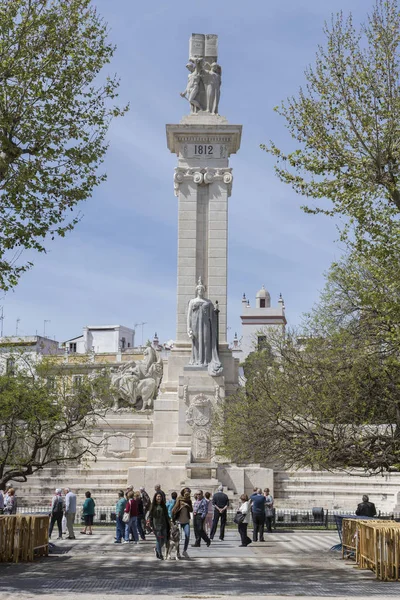 Monument to the Constitution of 1812, tourist visiting the monument in spring, Cadiz, Andalusia, Spain — Stock Photo, Image