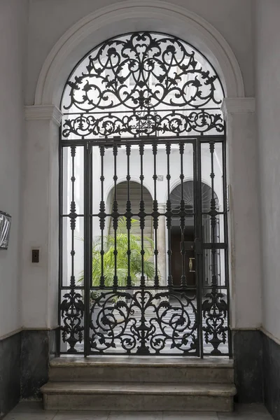 Inträde till typiska hus av denna stad, populära arkitekturen av Xixth talet, traditionell arkitektur i Cádiz, Andalusien, södra Spanien — Stockfoto