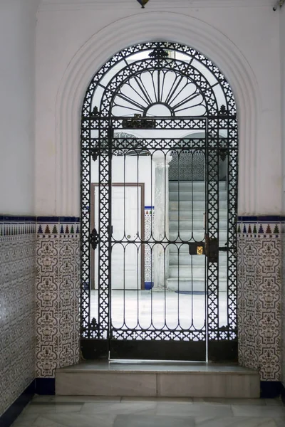 Entrada para a casa típica desta cidade, arquitetura popular do século XIX, arquitetura tradicional em Cádiz, Andaluzia, sul da Espanha — Fotografia de Stock