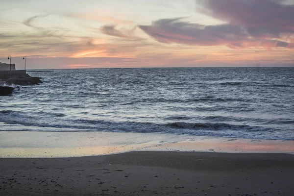 Atardecer oscuro en Caleta Beach Cádiz, España — Foto de Stock