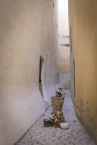 Det är en böjd gata besöktes av pirater och smugglare som gjorde deras tricks, beläget i det distriktet av el Populo, besöks av turister i Cadiz, Spanien — Stockfoto