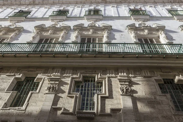 Detalj av balkong och stora fönster på tiden av det nittonde århundradet, smal gata med traditionell arkitektur i Cádiz, Andalusien, södra Spanien — Stockfoto