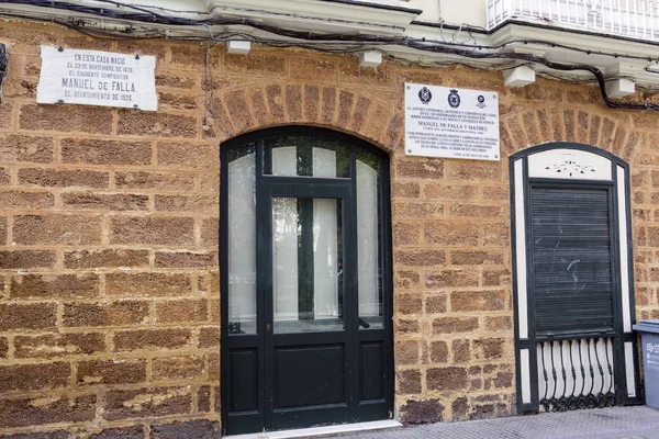 Casa dove nacque il compositore spagnolo Manuel de Falla il 23 novembre 1876, la registrazione indica in marmo indica la sua memoria, scattata a Cadice, Andalusia, Spagna — Foto Stock