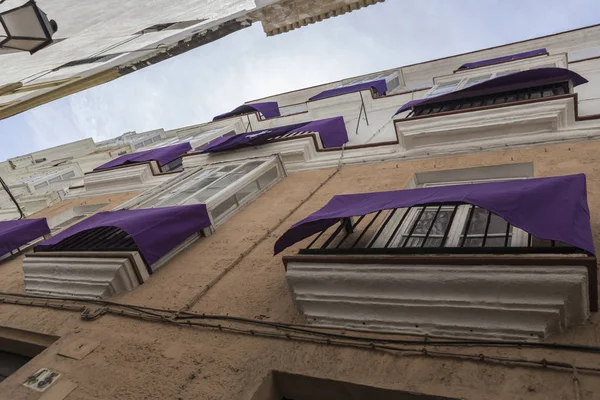 Detail of balconies and large windows on the time of the nineteenth century, Narrow street with traditional architecture in Cadiz, Andalusia, southern Spain — Stock Photo, Image