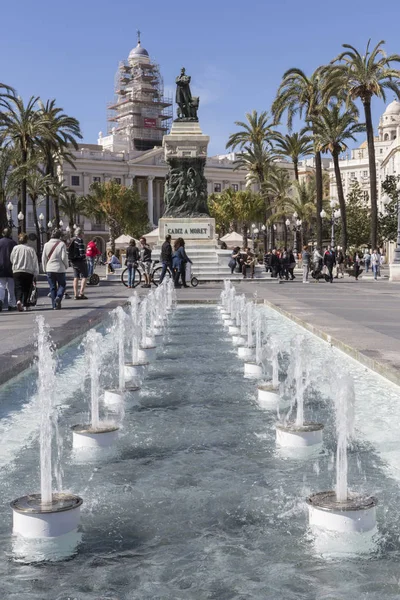 Fontän i Plaza de San Juan de Dios, staty i Cadiz politiker Segismundo Moret Cadiz, ta i Cádiz, Andalusien, Spanien — Stockfoto