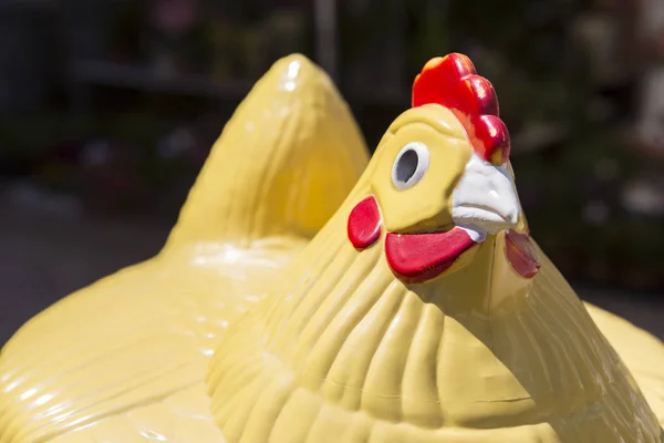 Kip geel speelgoed gebruikt voor decoratie — Stockfoto