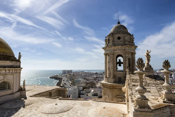 Ce clocher et des statues dans le toit de la cathédrale de Cadix, achevé au XIXe siècle est situé très près de la mer, prendre à Cadix, Andalousie, Espagne Europe occidentale — Photo