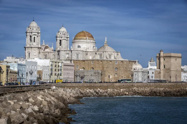 Panoramautsikt över staden på mars, gränsar till Medelhavet och dess katedral, kallas Catedral Nueva av lokalbefolkningen, i bakgrunden, ta i Cádiz, Andalusien, Spanien — Stockfoto