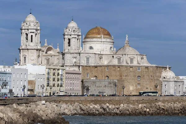 Panoramautsikt över staden på mars, gränsar till Medelhavet och dess katedral, kallas Catedral Nueva av lokalbefolkningen, i bakgrunden, ta i Cádiz, Andalusien, Spanien — Stockfoto