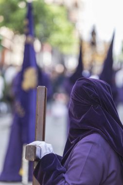  Kutsal hafta istasyonda kefaret sırasında ahşap çarmıhta dinlenme kadife mor tunik tövbekar giymiş, Linares, Endülüs, İspanya al