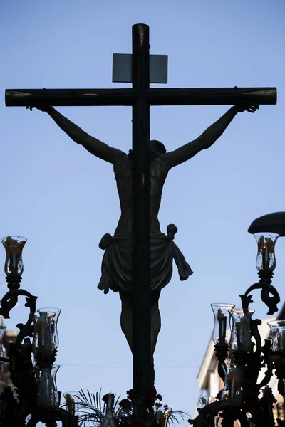 Figura de Jesús en la cruz tallada en madera por el escultor Álvarez Duarte, Santísimo Cristo de los Estudiantes, Linares, provincia de Jaén, España — Foto de Stock