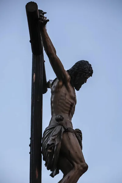 Jesusfigur auf dem in Holz geschnitzten Kreuz des Bildhauers Álvarez Duarte, heiliger Christus der Estudiantes, Linares, Provinz Jaen, Spanien — Stockfoto