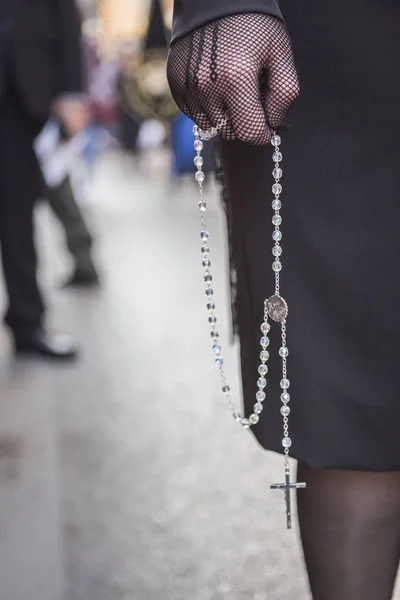 Mulher vestida de mantilha durante uma procissão da semana santa, Espanha — Fotografia de Stock
