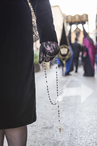 Vrouw gekleed in mantilla tijdens een processie van heilige week, Spanje — Stockfoto