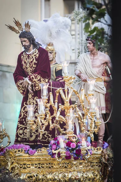 Trono de oro de la hermandad religiosa llamado en español "Prendimiento de jesus de Nazaret", durante la estación de penitencia atonem frente al ayuntamiento, tomar en Linares, Andalucía, España —  Fotos de Stock