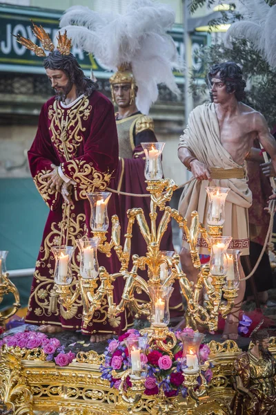 Gouden troon van de religieuze broederschap genoemd in het Spaans "Prendimiento de Jezus de Nazaret", tijdens atonem station van boetedoening vooraan op het stadhuis te maken, neem in Linares, Andalusie, Spanje — Stockfoto