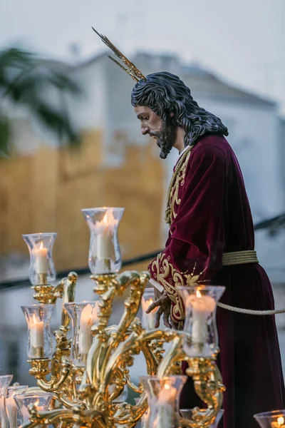 Trono de oro de la hermandad religiosa llamado en español "Prendimiento de jesus de Nazaret", durante la estación de penitencia atonem frente al ayuntamiento, tomar en Linares, Andalucía, España —  Fotos de Stock