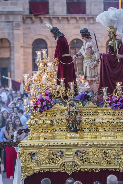 Trône d'or de la confrérie religieuse appelée en espagnol "Prendimiento de jesus de Nazaret", pendant atonem faisant station de pénitence en face de la mairie, prendre à Linares, Andalousie, Espagne — Photo