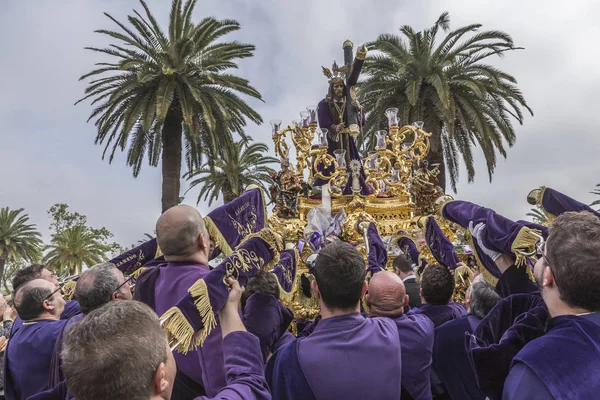 Penitentes tocando trompetas durante la Semana Santa en la procesión del Viernes Santo, tradición popular que se remonta al siglo XIX en esta ciudad, tomar en Linares, Andalucía, España —  Fotos de Stock