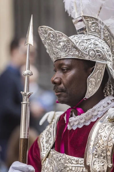 Člověka šaty římské populární tradice během Velikonoc, římských vojáků, nazývané "Armaos", El Nazareno bratrstva, Velký pátek, se v Linares, Andalusie, Španělsko — Stock fotografie