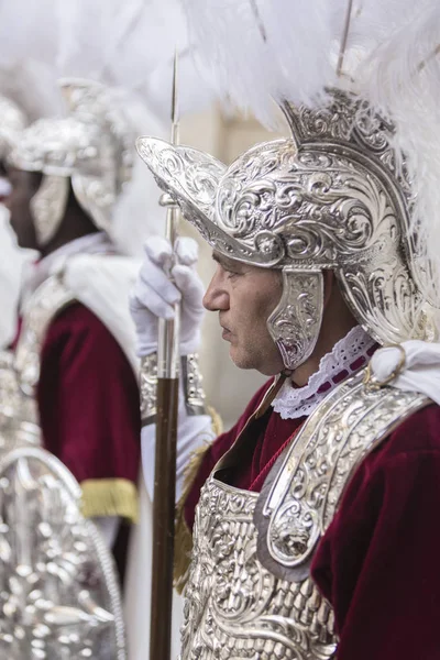 Man av klänningen av romerska populär tradition under påsken, romerska soldater, kallas "Armaos", av El Nazareno brödraskapet, långfredagen, ta i Linares, Andalusien, Spanien — Stockfoto