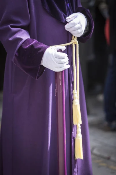 Деталь покаявшийся белый держа свечу во время Страстной недели, Испания — стоковое фото