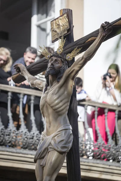 Figura de Jesús en la cruz tallada en madera por el escultor Gabino Amaya Guerrero, Santísimo Cristo de la Expiración, Linares, provincia de Jaén, España —  Fotos de Stock