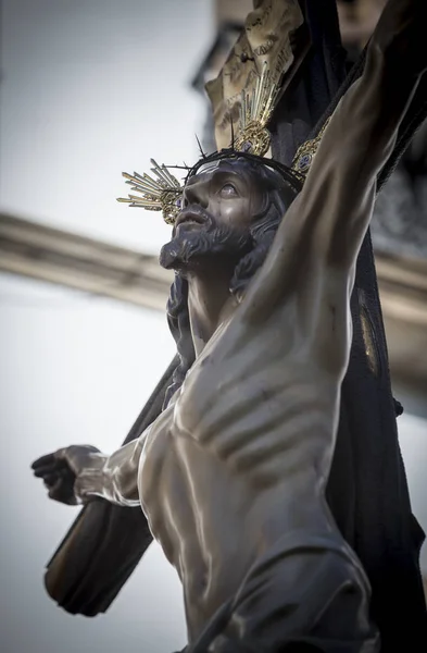 Jesusfigur auf dem in Holz geschnitzten Kreuz des Bildhauers gabino amaya guerrero, heiliger Christus des Verfalls, linares, Provinz Jaen, Spanien — Stockfoto