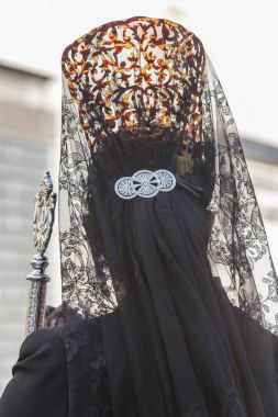 İspanya 'nın kutsal haftasında mantilla giymiş bir kadın.