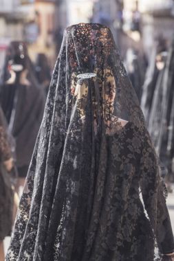 İspanya 'nın kutsal haftasında mantilla giymiş bir kadın.