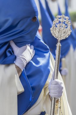  Tövbekar tunik beyaz ve mavi tabaka ile bir Insignia ile kalkan, kardeşlik kefaret istasyonu sırasında kıyamet Pazar günü tutar, Linares, Endülüs, İspanya al