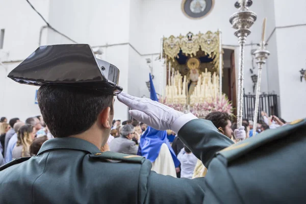 Soldiers of the Spanish civil guard salute when the national anthem at the exit of the Virgin of beautiful love, during Holy week in Linares, Andalusia, Spain — Stock Photo, Image