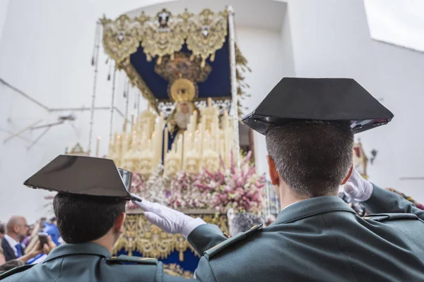 Soldados da guarda civil espanhola saúdam quando o hino nacional na saída da Virgem do belo amor, durante a Semana Santa em Linares, Andaluzia, Espanha — Fotografia de Stock