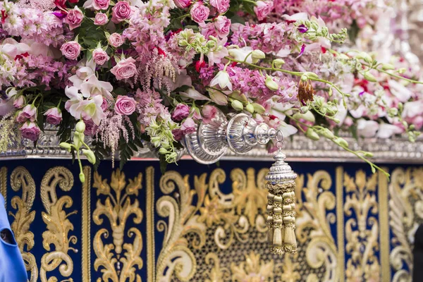 Detalhe da ornamentação floral em um trono da Semana Santa, Linares, Andaluzia, Espanha — Fotografia de Stock