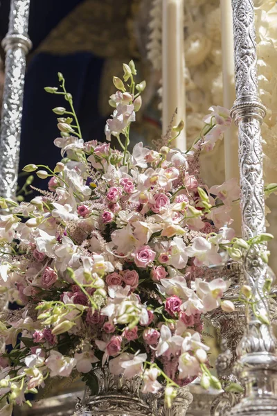 Detail van bloemen versiering op een troon van de Heilige week, Linares, Andalusie, Spanje — Stockfoto