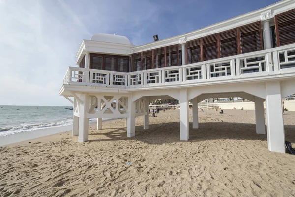 Caleta strand in het midden van de oude stad is de meest populaire van de stranden van Cadiz Andalusie Spanje — Stockfoto