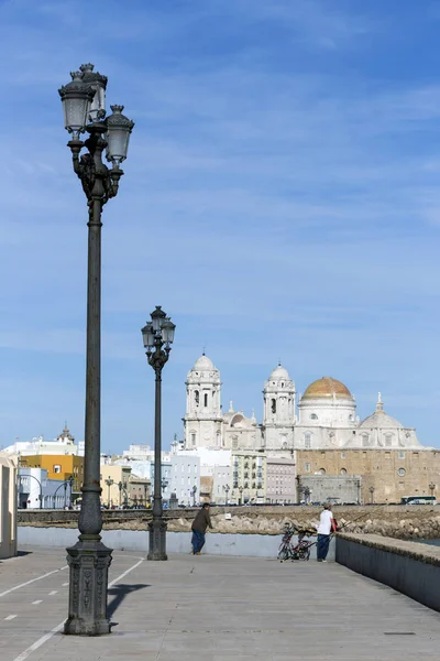 Seafront dan kereta sepeda ke malam hari, untuk mendanai katedral salib suci, Di cadiz, Andalusia, Spanyol — Stok Foto