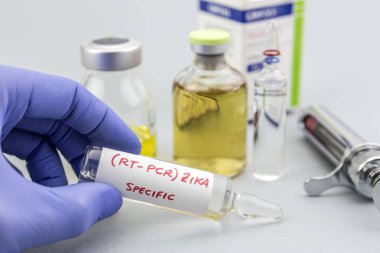 Mavi lateks eldiven olan bilim adamı şişeleri Zika şunun Laboratuvar analiz için tutar