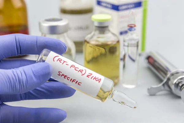 Cientista com luvas de látex azul segura frascos de vírus ZIKA em laboratório para análise — Fotografia de Stock