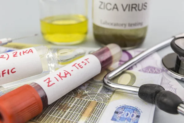 Tests für die Erforschung von Zika-Test und Ampullen auf Euro-Tickets, Konzept der pharmazeutischen Kopie — Stockfoto