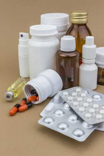 Close up of medical pills isolated on brown background — Stock Photo, Image