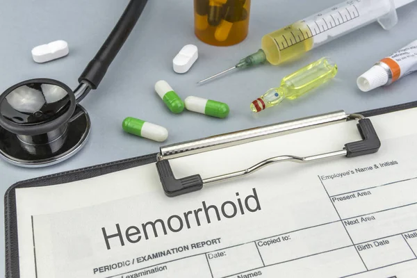 Hemorróidas, medicamentos e seringas como conceito de saúde de tratamento comum — Fotografia de Stock