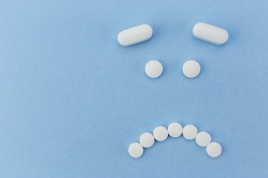 üzgün yüz mavi arka plan haplarla tarafından yapılan