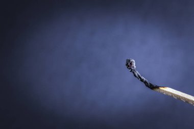 Bir sessiz kibriti siyah arka plan üzerine. Yanan ayrıntıları maç