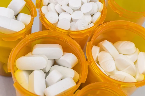 Pillen boten oranje met witte tabletten van verschillende soorten — Stockfoto
