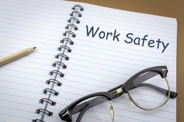 Vintage gözlük bir defter üzerinde eski eser Emanet sözcük olarak çalışmak